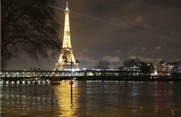 Cảnh sông Seine vỡ bờ, Paris chìm trong nước